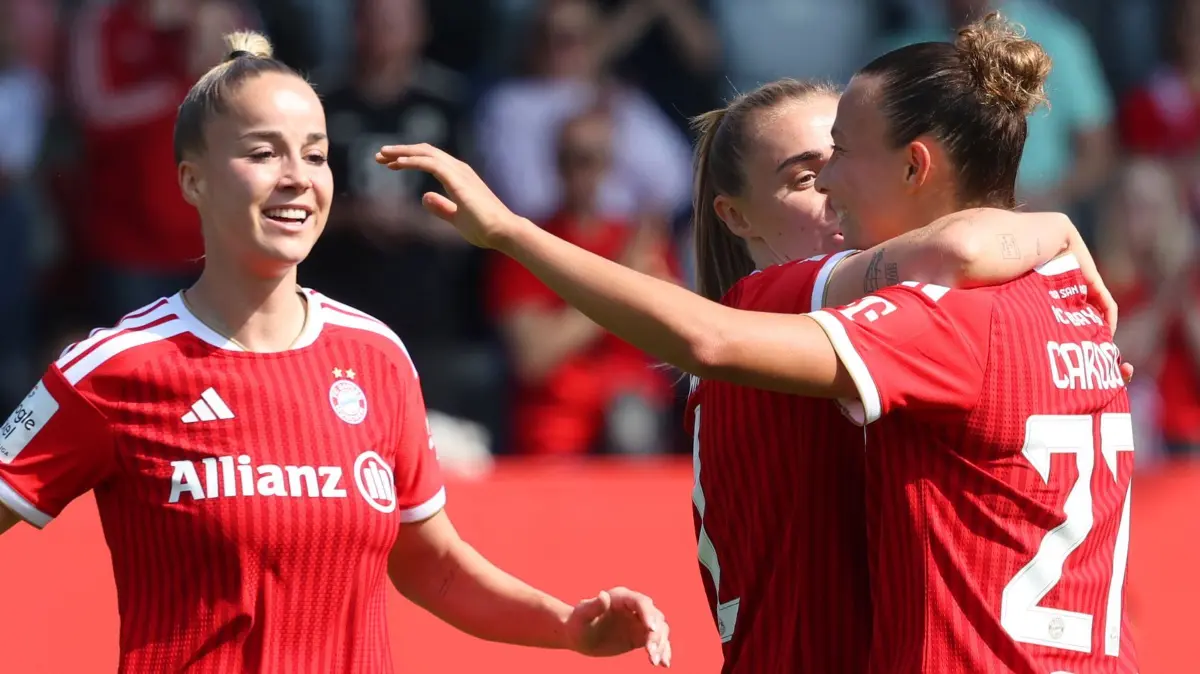 FC Bayern München - Eintracht Frankfurt: 09.05.2026, Bayern, München: Fußball, Frauen, Bundesliga, FC Bayern München - Eintracht Frankfurt, 25. Spieltag, FC Bayern Campus. Giulia Gwinn (l-r), Georgia Stanway und Arianna Caruso von Bayern München reagieren nach Carusos Treffer zum 1:0. Foto: Karl-Josef Hildenbrand/dpa - WICHTIGER HINWEIS: Gemäß den Vorgaben der DFL Deutsche Fußball Liga bzw. des DFB Deutscher Fußball-Bund ist es untersagt, in dem Stadion und/oder vom Spiel angefertigte Fotoaufnahmen in Form von Sequenzbildern und/oder videoähnlichen Fotostrecken zu verwerten bzw. verwerten zu lassen. +++ dpa-Bildfunk +++