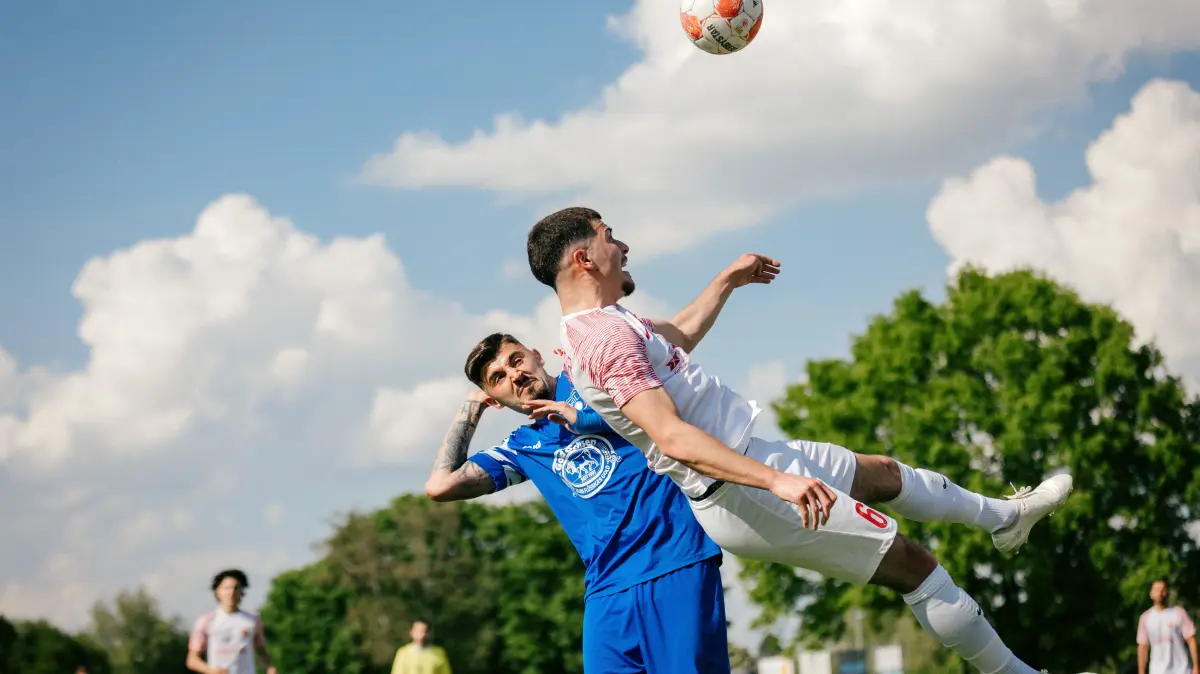 Fußball, Landesliga: Das waren die Spiele am Wochenende Foto: Türkspor Neu-Ulm gegen Laupheim, Türkspor kann vorzeitig Meister werden, *dann Aufmacher mit Jubel-Optik (nicht "Meisterbild")*