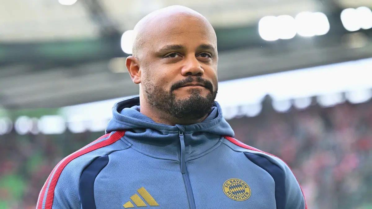 VfL Wolfsburg - Bayern München: 09.05.2026, Niedersachsen, Wolfsburg: Fußball, Männer: Bundesliga, VfL Wolfsburg - Bayern München, 33. Spieltag, Volkswagen Arena: Trainer Vincent Kompany (Bayern München) steht am Spielfeldrand. Foto: Swen Pförtner/dpa - WICHTIGER HINWEIS: Gemäß den Vorgaben der DFL Deutsche Fußball Liga bzw. des DFB Deutscher Fußball-Bund ist es untersagt, in dem Stadion und/oder vom Spiel angefertigte Fotoaufnahmen in Form von Sequenzbildern und/oder videoähnlichen Fotostrecken zu verwerten bzw. verwerten zu lassen. +++ dpa-Bildfunk +++