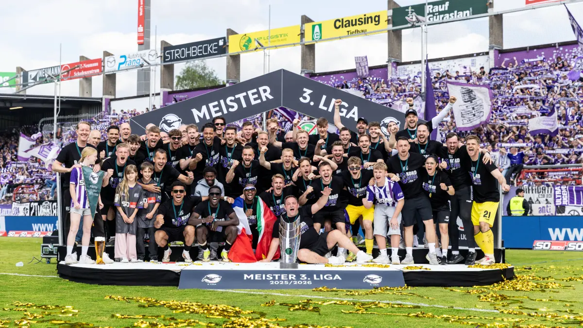Fussball, Saison 2025/2026, 3. Liga, Stadion Bremer Brücke, 37. Spieltag, VfL Osnabrück - SSV Ulm 1846 Fußball, 09.05.2026: Fussball, Saison 2025/2026, 3. Liga, Stadion Bremer Brücke, 37. Spieltag, VfL Osnabrück - SSV Ulm 1846 Fußball, 09.05.2026 09.05.2026, Fussball, Saison 2025/2026, 3. Liga, Stadion Bremer Brücke, 37. Spieltag, VfL Osnabrück - SSV Ulm 1846 Fußball, Pokalübergabe an Team Mannschaft Drittligameister Meister der 3. Liga und Aufsteiger in die 2. Liga. Jubeln Feiern Emotionen der Spieler nach Spielende bei der Meisterehrung Foto: Lucca Fundel Osnabrück Stadion Bremer Brücke Niedersachsen Deutschland *** Football, Season 2025 2026, 3 Liga, Stadion Bremer Brücke, 37 Matchday, VfL Osnabrück SSV Ulm 1846 Football, 09 05 2026 09 05 2026, Football, Season 2025 2026, 3 Liga, Stadion Bremer Brücke, 37 Matchday, VfL Osnabrück SSV Ulm 1846 Football, Cup handover to team Team Third division champion Champion of the 3 league and promoted to the 2 league Celebrating Emotions of the players after the end of the game at the championship ceremony Photo Lucca Fundel Osnabrück Stadion Bremer Brücke Lower Saxony Germany