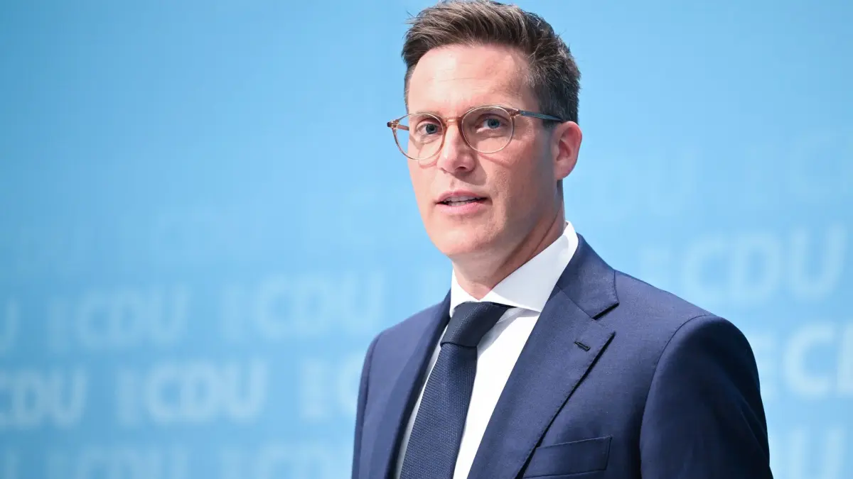 CDU Baden-Württemberg will Koalitionsvertrag beschließen: 09.05.2026, Baden-Württemberg, Korntal-Münchingen: Manuel Hagel, Landesvorsitzender der CDU Baden-Württemberg, gestikuliert vor dem Beginn eines Landesparteitags, bei dem die CDU Baden-Württemberg den Koaltionsvertrag beschließen will. Foto: Bernd Weißbrod/dpa +++ dpa-Bildfunk +++