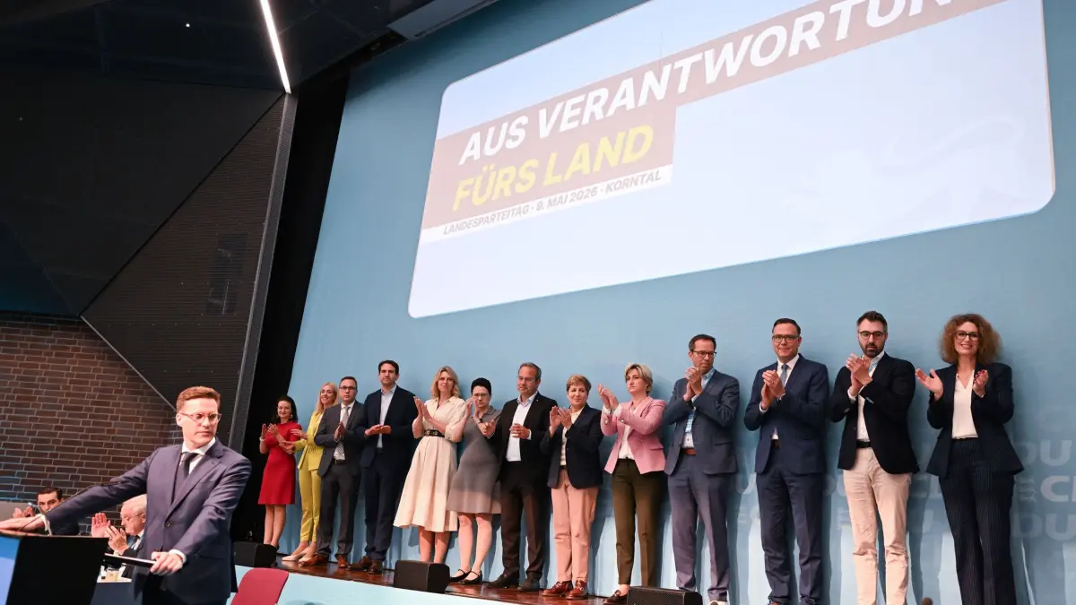 CDU Baden-Württemberg will Koalitionsvertrag beschließen: 09.05.2026, Baden-Württemberg, Korntal-Münchingen: Manuel Hagel (l), Landesvorsitzender der CDU Baden-Württemberg, steht beim Landesparteitag der CDU Baden-Württemberg, am Rednerpult vor den Mitliedern der neuen Landesregiegung in der Koalition von Bündnis/90 die Grünen und der CDU. Foto: Bernd Weißbrod/dpa +++ dpa-Bildfunk +++
