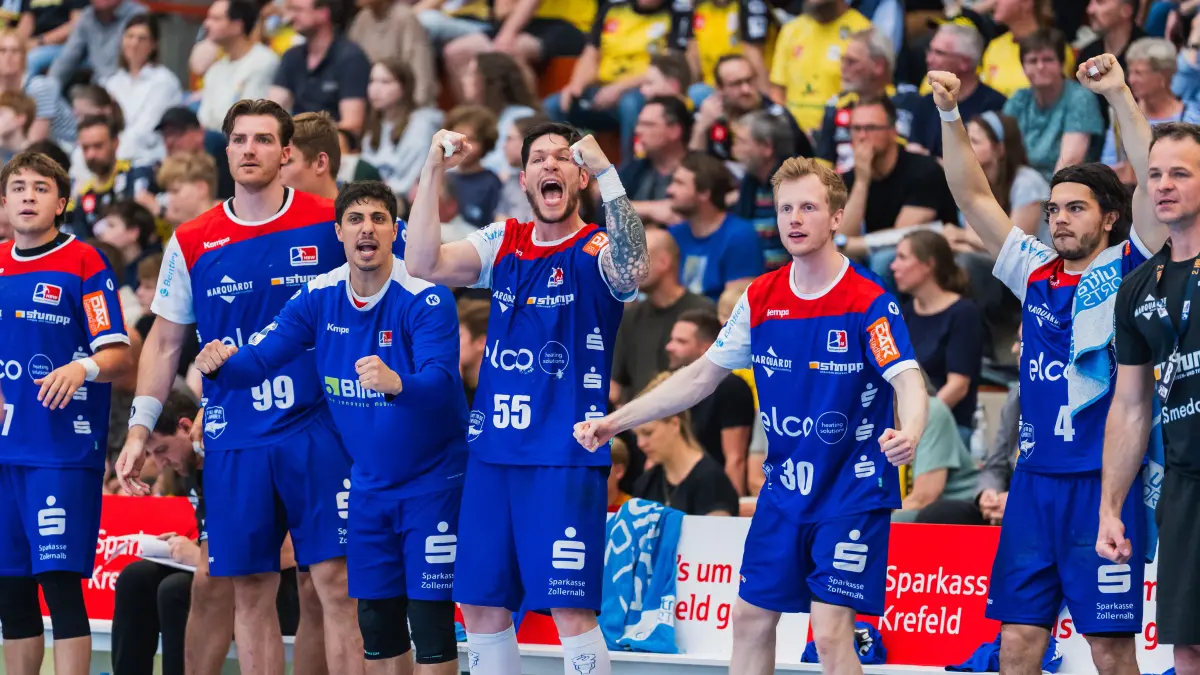 HSG Krefeld Niederrhein vs. HBW Balingen-Weilstetten, Handball, 2.HBL, 31.Spieltag, Saison 2025/26, 10.05.2026: Stefan Bauer (HBW Balingen-Weilstetten, #99),Yonatan Dayan (HBW Balingen-Weilstetten, #34) Csaba Leimeter (HBW Balingen-Weilstetten, #55) reisst die Arme hoch, Sascha Pfattheicher (HBW Balingen-Weilstetten, #30), Tim Ruggiero-Matthes (HBW Balingen-Weilstetten, #16)
HSG Krefeld Niederrhein vs. HBW Balingen-Weilstetten, Handball, 2.HBL, 31.Spieltag, Saison 2025/26, 10.05.2026,
Foto: Eibner-Pressefoto/Lukas Baldyga