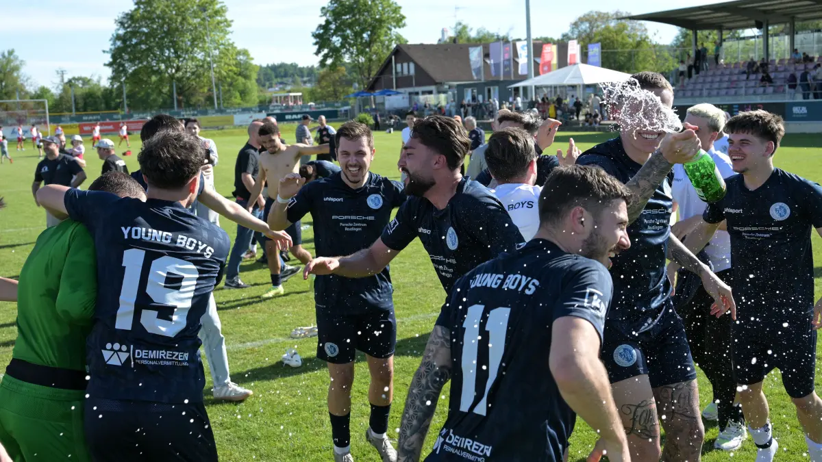 Da wurde der eine oder andere Spieler nass gemacht nach dem 6:2 in Berg. Ansonsten waren die Young Boys Reutlingen stets Herren der Lage, wurden überlegen Meister und steigen in die Oberliga auf.