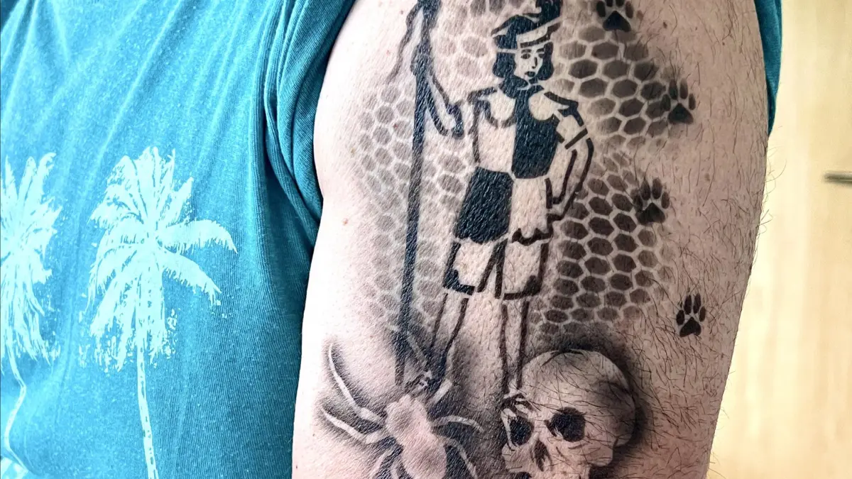 Zur 80. Auflage des Hechinger Kinder- und Heimatfestes gibt es den Herold, die Symbolfigur schlechthin, als Tattoo. Wahlweise solo mit Stab, mit Spinne und Totenkopf oder mit Motorrad. Aber keine Angst: Es wird nicht geritzt! Das Kunstwerk ist nach einigen Tagen wieder weg.