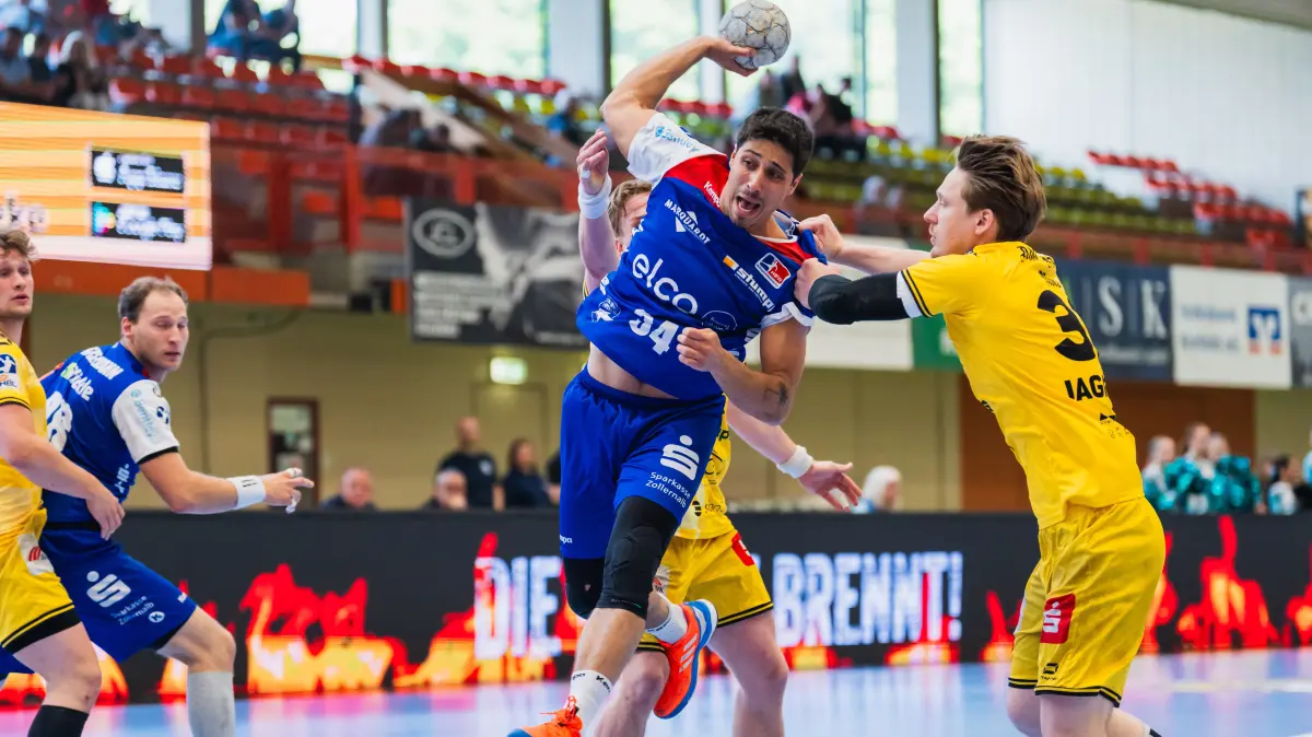 HSG Krefeld Niederrhein vs. HBW Balingen-Weilstetten, Handball, 2.HBL, 31.Spieltag, Saison 2025/26, 10.05.2026: Yonatan Dayan (HBW Balingen-Weilstetten, #34) beim Wurf gestoert von Lars Jagieniak (HSG Krefeld Niederrhein, #33)
HSG Krefeld Niederrhein vs. HBW Balingen-Weilstetten, Handball, 2.HBL, 31.Spieltag, Saison 2025/26, 10.05.2026,
Foto: Eibner-Pressefoto/Lukas Baldyga