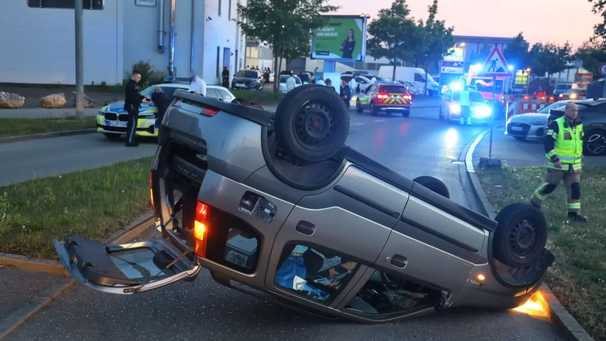 Auto landet auf dem Dach