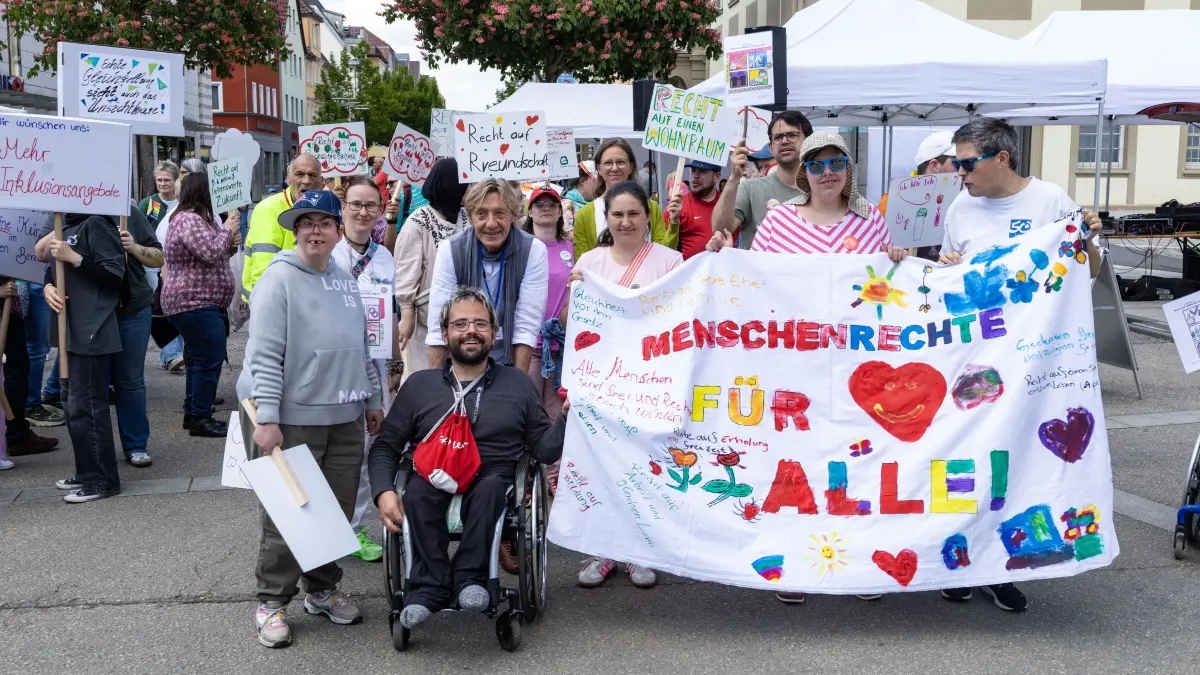 Gleichstellungstag auf dem Göppinger Marktplatz mit vielen Vereinen und Akteuren und buntem Programm. Unter dem Motto „Menschenrechte sind nicht verhandelbar“ setzt das Netzwerk „Alle dabei“ ein Zeichen für Inklusion, Teilhabe und den Abbau von Barrieren.