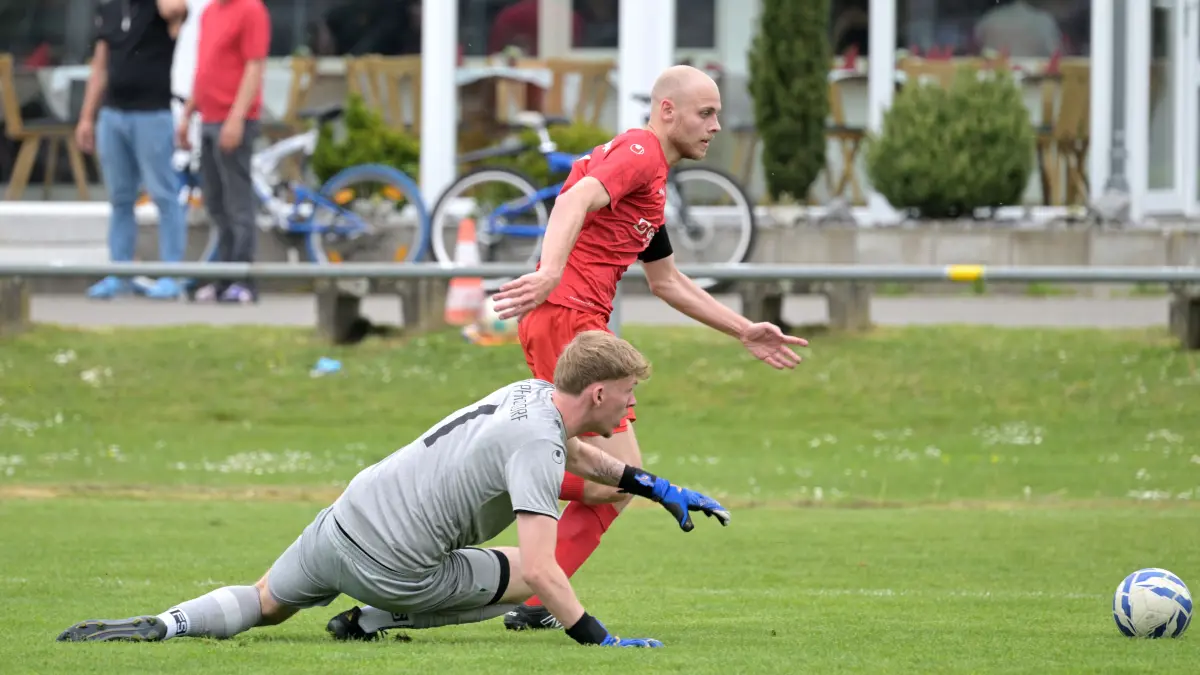 TSV Ofterdingen vs. SV Pfrondorf, Fussball, Bezirksliga Alb, 26.Spieltag, Saison 2025/2026, 10.05.2026 : Lukas Neth (TSV Ofterdingen, #09) am / mit Ball im Zweikampf mit Giulio Kohler (SV Pfrondorf, #01) im Tor
TSV Ofterdingen vs. SV Pfrondorf,
Fussball, Bezirksliga Alb, 26.Spieltag, Saison 2025/2026, 10.05.2026
Foto: Eibner-Pressefoto/ Tobias Baur