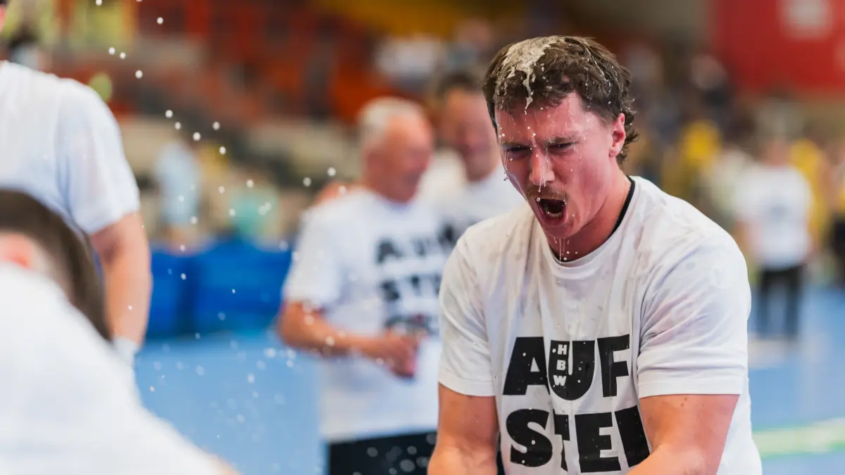 HSG Krefeld Niederrhein vs. HBW Balingen-Weilstetten, Handball, 2.HBL, 31.Spieltag, Saison 2025/26, 10.05.2026: Mex Raguse (HBW Balingen-Weilstetten, #06) mit eigener Bierdusche
HSG Krefeld Niederrhein vs. HBW Balingen-Weilstetten, Handball, 2.HBL, 31.Spieltag, Saison 2025/26, 10.05.2026,
Foto: Eibner-Pressefoto/Lukas Baldyga