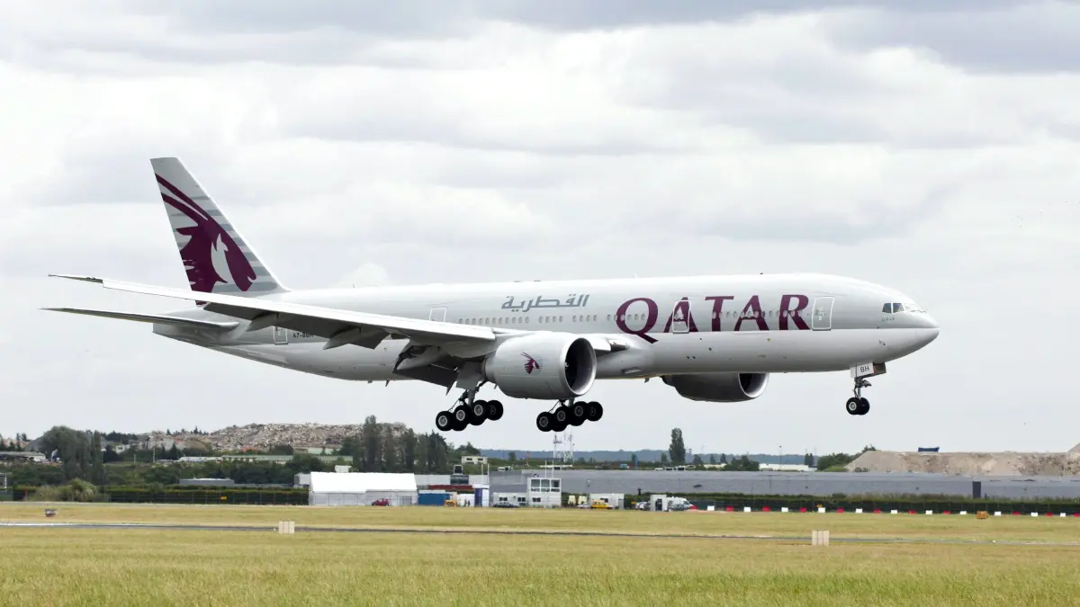 Eine Boeing 777‑200LR von Qatar Airways bei der Landung. Die meisten Flugzeuge, die am Flughafen BER landen, sind kleinere Maschinen vom Typ Airbus A320. (Symbolbild)