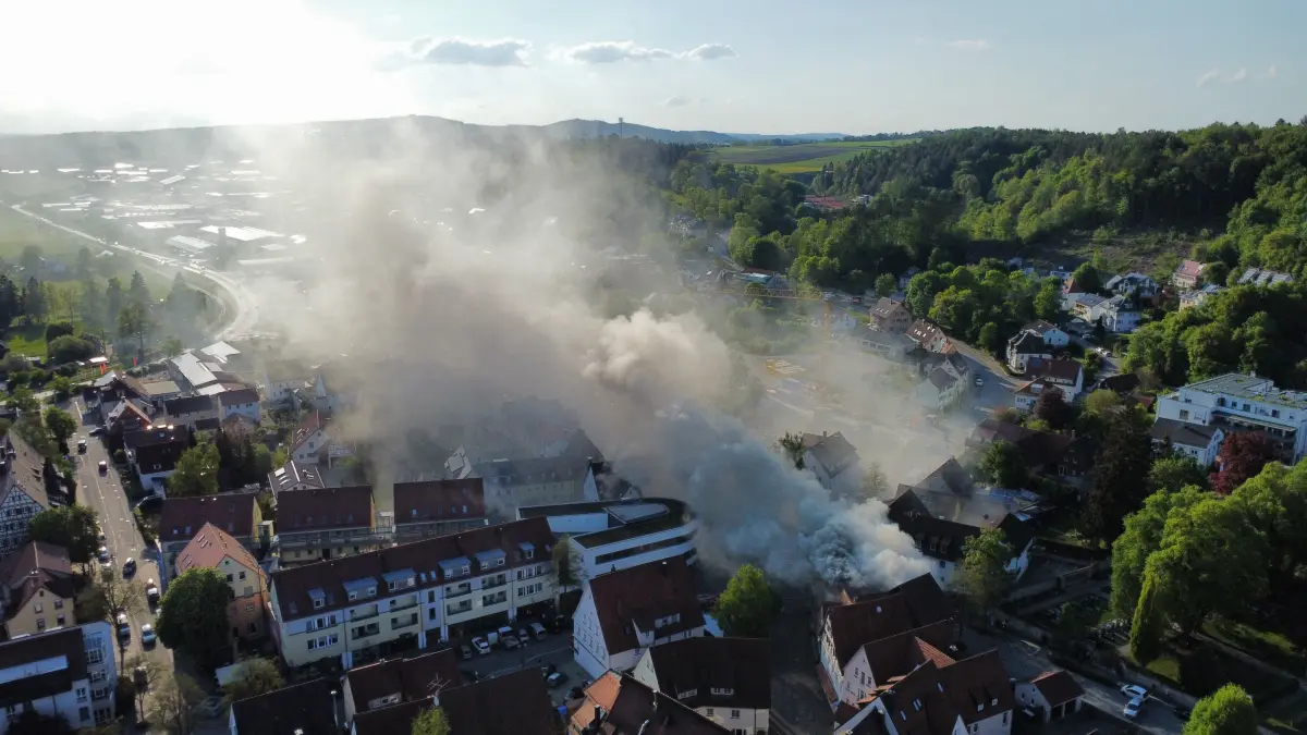 Der Brand hüllte Münsingen in dichten Rauch, wie diese Drohnenaufnahme von Gabriel Gut zeigt.