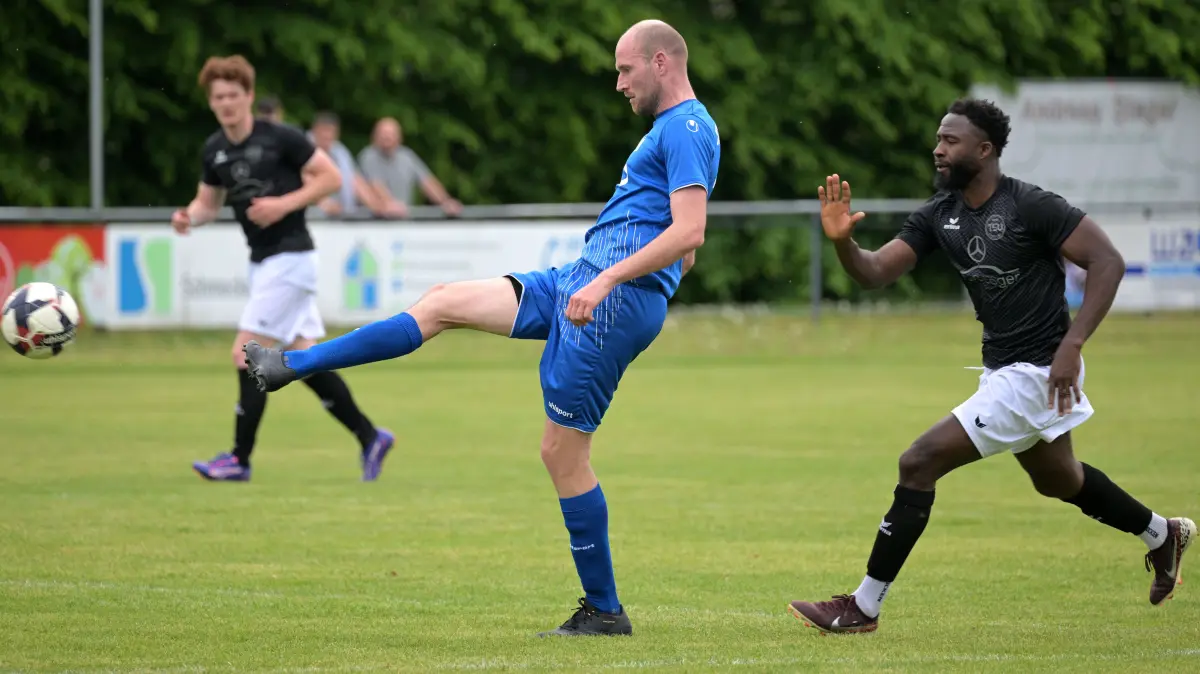 SGM Moessingen/Belsen vs. TSV Lustnau, Fussball, Kriesliga A3 Alb, 26.Spieltag, Saison 2025/2026, 10.05.2026 : Kampf um den Ball zwischen Stefan Mader (SGM Moessingen/Belsen, Spielertrainer) und Bakai Jagne (TSV Lustnau, #10)
SGM Moessingen/Belsen vs. TSV Lustnau,
Fussball, Kriesliga A3 Alb, 26.Spieltag, Saison 2025/2026, 10.05.2026
Foto: Eibner-Pressefoto/ Tobias Baur
