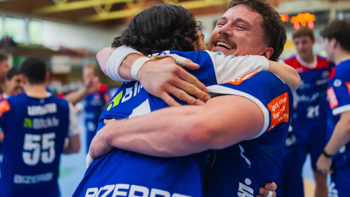 HSG Krefeld Niederrhein vs. HBW Balingen-Weilstetten, Handball, 2.HBL, 31.Spieltag, Saison 2025/26, 10.05.2026: Tim Ruggiero-Matthes (HBW Balingen-Weilstetten, #16) umarmt Mex Raguse (HBW Balingen-Weilstetten, #06) nach dem Spiel
HSG Krefeld Niederrhein vs. HBW Balingen-Weilstetten, Handball, 2.HBL, 31.Spieltag, Saison 2025/26, 10.05.2026,
Foto: Eibner-Pressefoto/Lukas Baldyga