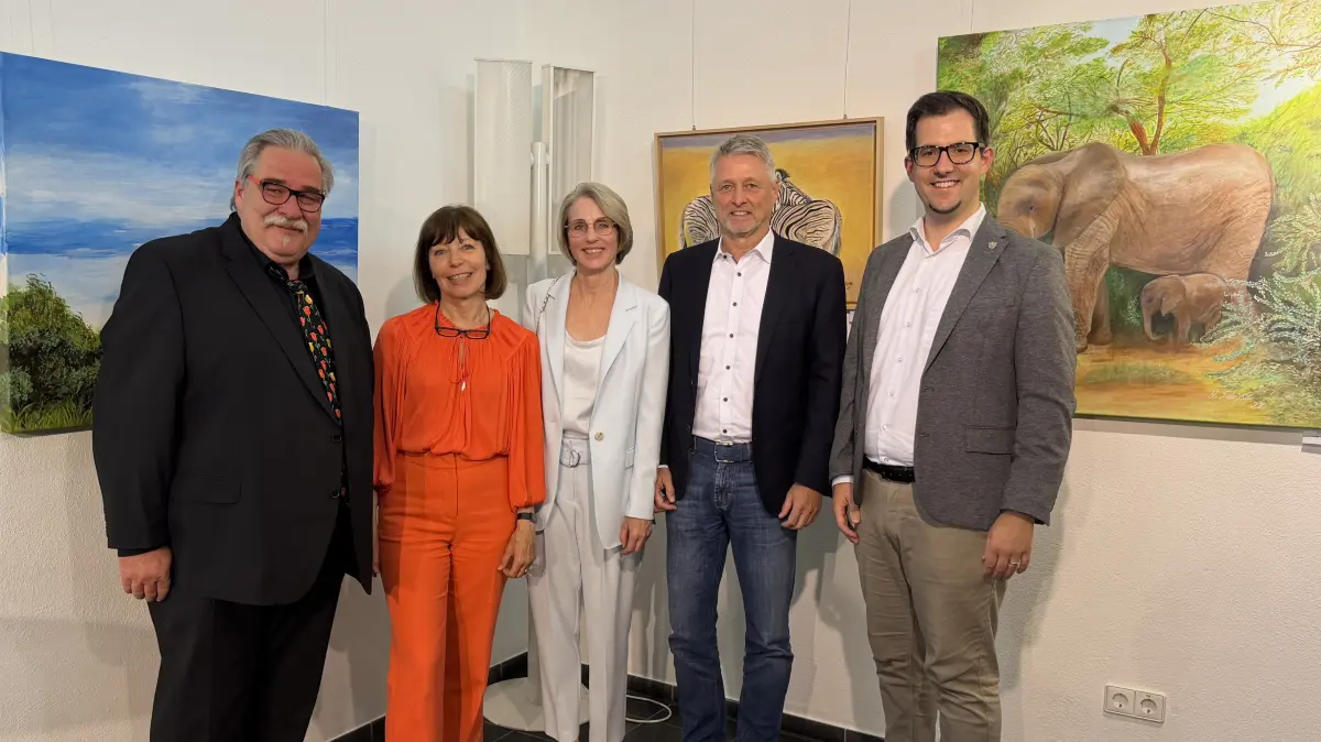 Ausstellung im Forum Bodelshausen Das sind von links Klaus Drescher, Leiter von Kunst am Turm Rottenburg, Sabine Engeser Leiterin des Forums, Elke Grundmann und Klaus Schüssler, Tochter und Sohn von Helga Schüssler, Florian King, Bürgermeister von Bodelshausen--
