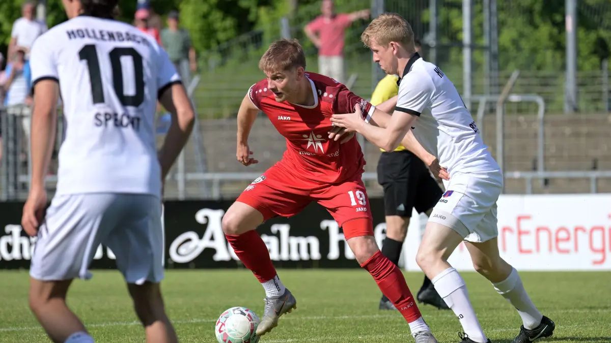Fussball OL | SSV Reutlingen vs. FSV Hollenbach: Fussball OL | SSV Reutlingen (rot) vs. FSV Hollenbach (weiss) // 2026-05-09 // Foto: Joachim Baur // #19 Willie Till Sauerborn (SSV Reutlingen) / #4 Niklas Breuninger (FSV)