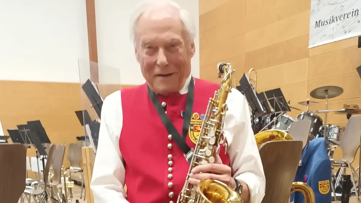 Das ist Werner Mende in der Konzertpause. 84 Jahre alt, seit 70 Jahren im Verein aktiv.