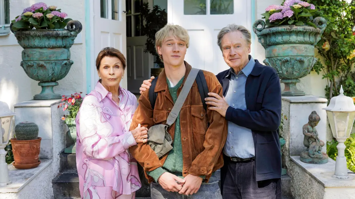 Kinostart - „Ach, diese Lücke, diese entsetzliche Lücke“: HANDOUT - 15.01.2026, ---: Senta Berger als Inge Brinkmann, Bruno Alexander als Joachim und Michael Wittenborn als Hermann Krings in einer Szene des Films «Ach, diese Lücke, diese entsetzliche Lücke» (undatierte Filmszene). Der Film kommt am 29.01.2026 in die deutschen Kinos. (zu dpa: «Bruno Alexander: «Als würde man sich die Hose runterziehen»») Foto: -/Komplizen Film GmbH / Doll Filmproduktion GmbH / Warner Bros. Entertainment GmbH/dpa +++ dpa-Bildfunk +++