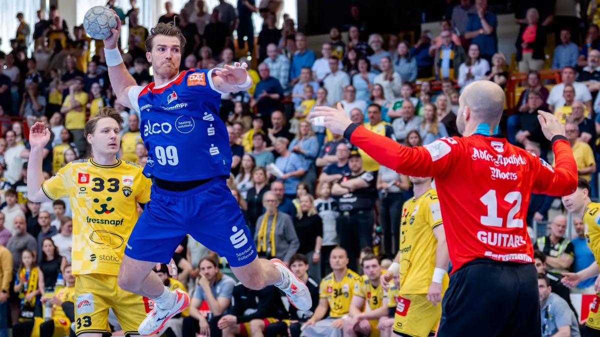 Krefeld, 10.05.2026, Handball, Herren, 2. Bundesliga, 31. Spieltag, 2025 2026: HSG Krefeld Niederrhein – HBW Balingen-Weilstetten: Krefeld, 10.05.2026, Handball, Herren, 2. Bundesliga, 31. Spieltag, 2025 2026: HSG Krefeld Niederrhein HBW Balingen-Weilstetten Stefan Bauer HBW Balingen-Weilstetten, 99 beim Torwurf gegen Pau Guitart HSG Krefeld Niederrhein, 12 *** Krefeld, 10 05 2026, Handball, Men, 2 Bundesliga, 31 Matchday, 2025 2026 HSG Krefeld Niederrhein HBW Balingen Weilstetten Stefan Bauer HBW Balingen Weilstetten, 99 on goal throw against Pau Guitart HSG Krefeld Niederrhein, 12