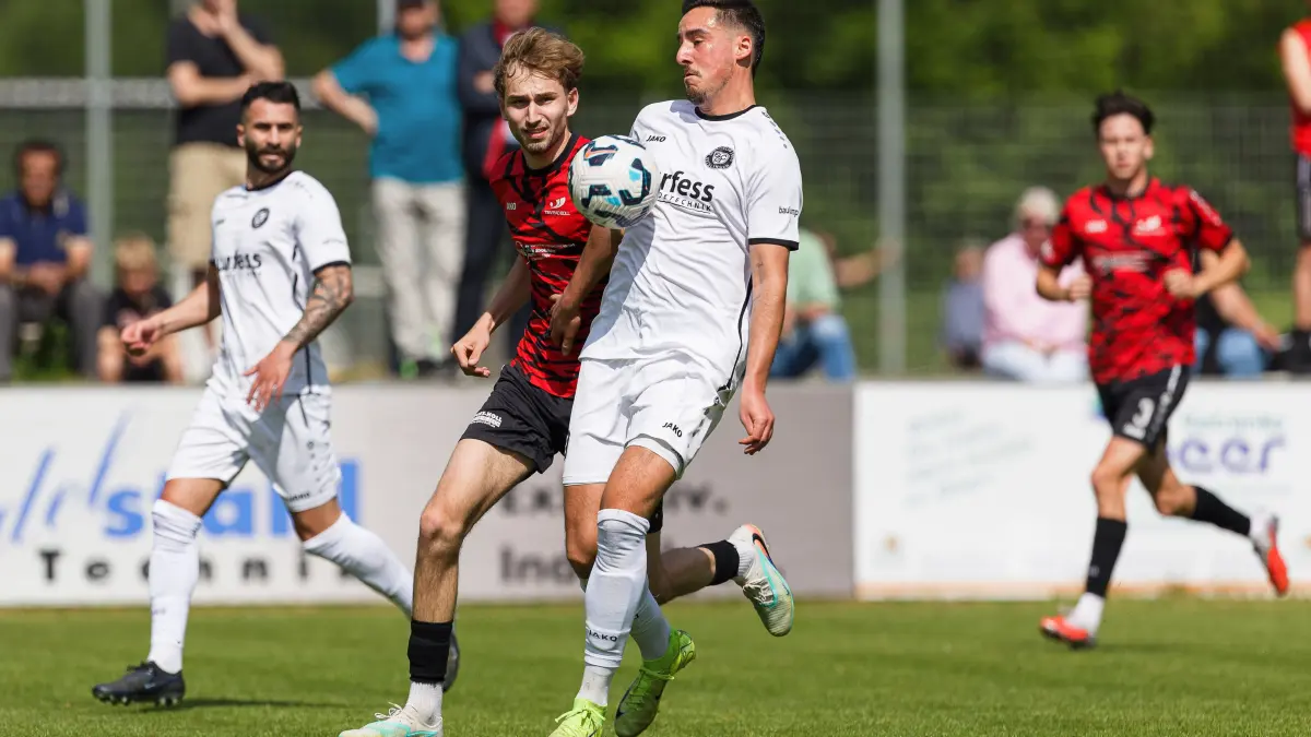 Fussball Landesliga: Fussball Landesliga; SC Geislingen - TSV Bad Boll;
Marcel Mädel (SC Geislingen, #30) und Mateo Erceg (TSV Bad Boll, #5);
09.05.2026; Stadion Eybacher Tal; Geislingen.
Foto: Thomas Madel