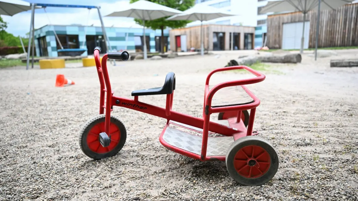 Kita: PRODUKTION - 05.05.2026, Baden-Württemberg, Stuttgart: Spielgeräte stehen vor einer Kindertagesstätte. (zu dpa: «Einbrüche in Kindergärten - Polizei fasst Jugendliche») Foto: Bernd Weißbrod/dpa +++ dpa-Bildfunk +++