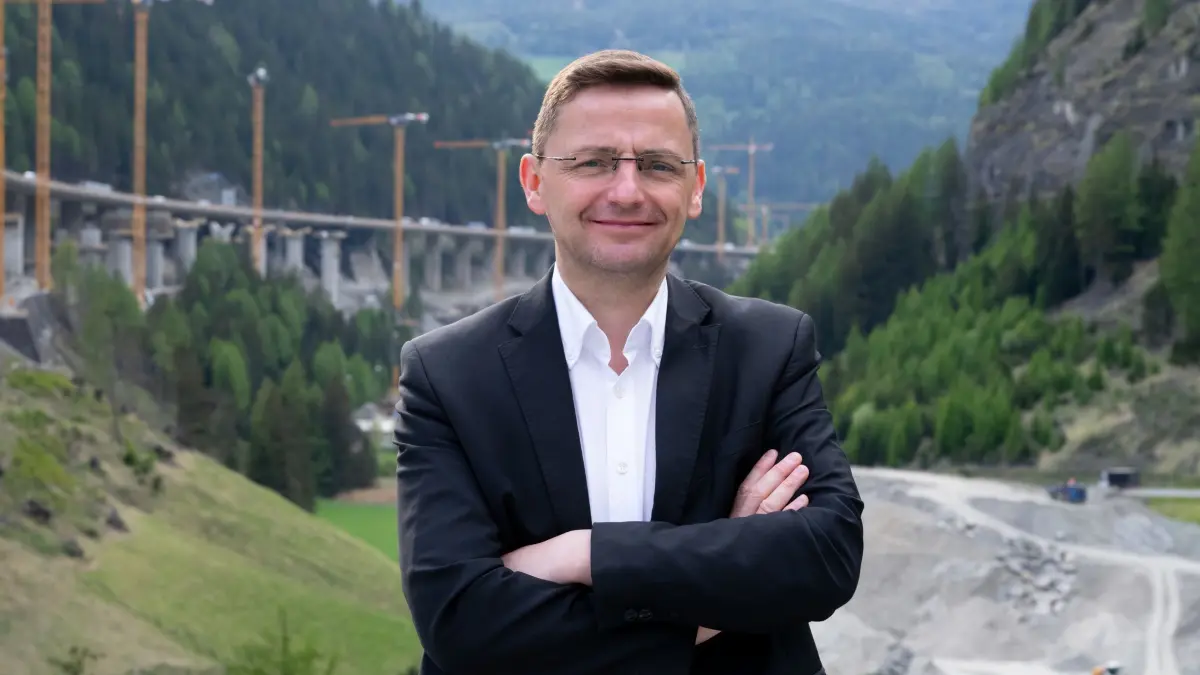 Vor der Sperrung der Brennerautobahn: PRODUKTION - 04.05.2026, Österreich, Gries Am Brenner: Karl Mühlsteiger, Bürgermeister von Gries am Brenner, steht während der Sanierung der Luegbrücke vor der Brennerautobahn A13. Aufgrund einer Demonstration soll am 30.05.2026 von 11.00 bis 19.00 Uhr eine Totalsperre der Brennerautobahn A13 sowie der Brennerstraße (B182) und der Ellbögener Straße (L38) eingerichtet werden. (zu dpa: «Brenner-Blockade als Signal: Droht ein Stau-Chaos?») Foto: Sven Hoppe/dpa +++ dpa-Bildfunk +++
