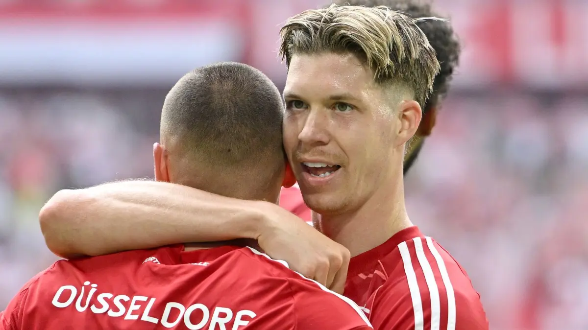 Fortuna Düsseldorf - SV Elversberg: 10.05.2026, Nordrhein-Westfalen, Düsseldorf: Fußball, Männer: 2. Bundesliga, Fortuna Düsseldorf - SV Elversberg, 33. Spieltag, Merkur Spiel-Arena. (l-r) Marin Ljubičić (Fortuna Düsseldorf), Cedric Itten (Fortuna Düsseldorf) bejubeln das Tor zum 1:0. Foto: Anke Waelischmiller/dpa - WICHTIGER HINWEIS: Gemäß den Vorgaben der DFL Deutsche Fußball Liga bzw. des DFB Deutscher Fußball-Bund ist es untersagt, in dem Stadion und/oder vom Spiel angefertigte Fotoaufnahmen in Form von Sequenzbildern und/oder videoähnlichen Fotostrecken zu verwerten bzw. verwerten zu lassen. +++ dpa-Bildfunk +++