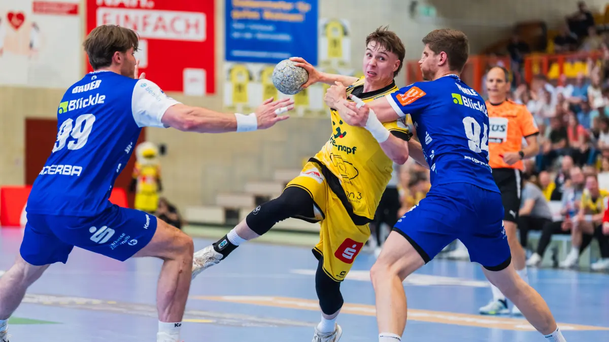 HSG Krefeld Niederrhein vs. HBW Balingen-Weilstetten, Handball, 2.HBL, 31.Spieltag, Saison 2025/26, 10.05.2026: Stefan Bauer (HBW Balingen-Weilstetten, #99), Marvin Kix (HSG Krefeld Niederrhein, #07) versucht zu werfen verteidigt von Georg Poehle (HBW Balingen-Weilstetten, #94)
HSG Krefeld Niederrhein vs. HBW Balingen-Weilstetten, Handball, 2.HBL, 31.Spieltag, Saison 2025/26, 10.05.2026,
Foto: Eibner-Pressefoto/Lukas Baldyga