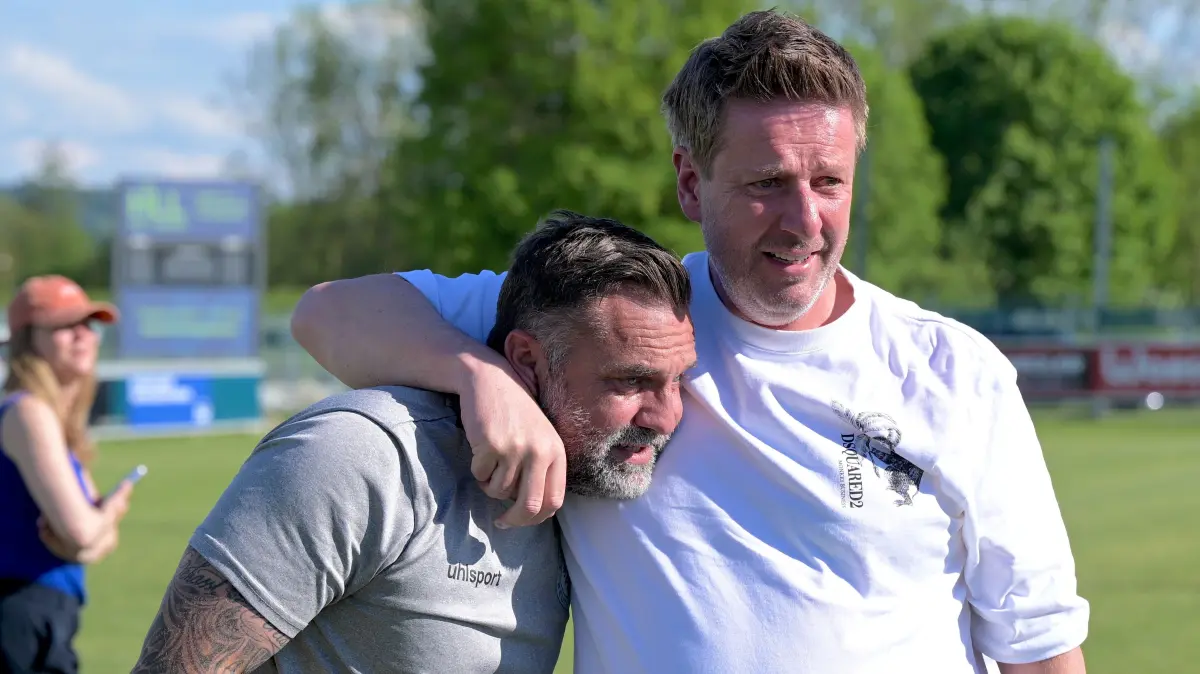 Fussball VL | TSV Berg vs. Young Boys Reutlingen: Fussball VL | TSV Berg (weiss/rot) vs. Young Boys Reutlingen (blau) // 2026-05-09 // Foto: Joachim Baur // Young Boys Reutlingen gewinnen in Berg, werden Meister und steigen in die Oberliga auf // Trainer Volker Grimminger (Young Boys Reutlingen) - Praesident Thorsten Bauer (Young Boys Reutlingen), re