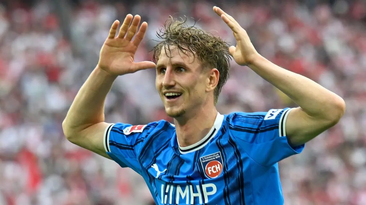 1. FC Köln - 1. FC Heidenheim: 10.05.2026, Nordrhein-Westfalen, Köln: Fußball, Männer: Bundesliga, 1. FC Köln - 1. FC Heidenheim, 33. Spieltag, RheinEnergieStadion, Jan Schöppner (1. FC Heidenheim) jubelt über sein Tor zum 1:3. Foto: Ulrich Hufnagel/dpa - WICHTIGER HINWEIS: Gemäß den Vorgaben der DFL Deutsche Fußball Liga bzw. des DFB Deutscher Fußball-Bund ist es untersagt, in dem Stadion und/oder vom Spiel angefertigte Fotoaufnahmen in Form von Sequenzbildern und/oder videoähnlichen Fotostrecken zu verwerten bzw. verwerten zu lassen. +++ dpa-Bildfunk +++