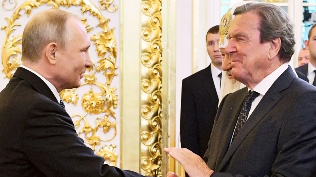 Putin und Schröder: ARCHIV - 07.05.2018, Russland, Moskau: Das von der staatlichen russischen Nachrichtenagentur Sputnik veröffentlichte Poolfoto zeigt Gerhard Schröder (r), ehemaliger deutscher Bundeskanzler, gibt Wladimir Putin (l), Präsident von Russland, bei dessen vierter Amtseinführung im Kreml die Hand. (zu dpa: «Putin bringt Altkanzler Schröder als Vermittler ins Gespräch») Foto: Alexei Druzhinin/POOL SPUTNIK KREMLIN/AP/dpa +++ dpa-Bildfunk +++