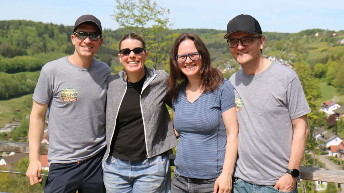 In Schmiedelfeld auf Spurensuche (von links): Derek Hoff, Jeanine Stefanucci, Betty und Joachim Tesch.