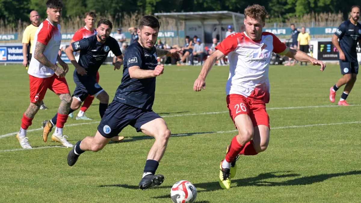 Fussball VL | TSV Berg vs. Young Boys Reutlingen: Fussball VL | TSV Berg (weiss/rot) vs. Young Boys Reutlingen (blau) // 2026-05-09 // Foto: Joachim Baur // Young Boys Reutlingen gewinnen in Berg, werden Meister und steigen in die Oberliga auf // #11 Ante Galic (Young Boys Reutlingen) / #26 Niko Maucher (TSV)