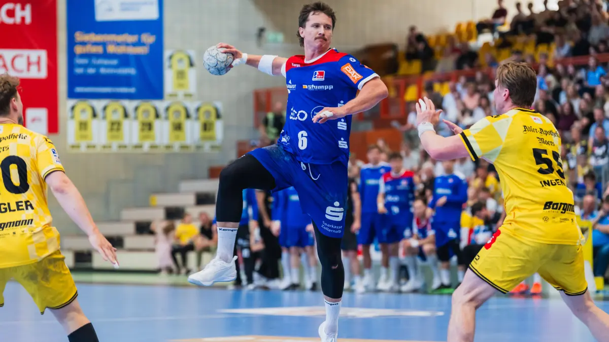 HSG Krefeld Niederrhein vs. HBW Balingen-Weilstetten, Handball, 2.HBL, 31.Spieltag, Saison 2025/26, 10.05.2026: Mex Raguse (HBW Balingen-Weilstetten, #06) beim Sprung mit dem Ball, Niklas Ingenpass (HSG Krefeld Niederrhein, #55)
HSG Krefeld Niederrhein vs. HBW Balingen-Weilstetten, Handball, 2.HBL, 31.Spieltag, Saison 2025/26, 10.05.2026,
Foto: Eibner-Pressefoto/Lukas Baldyga