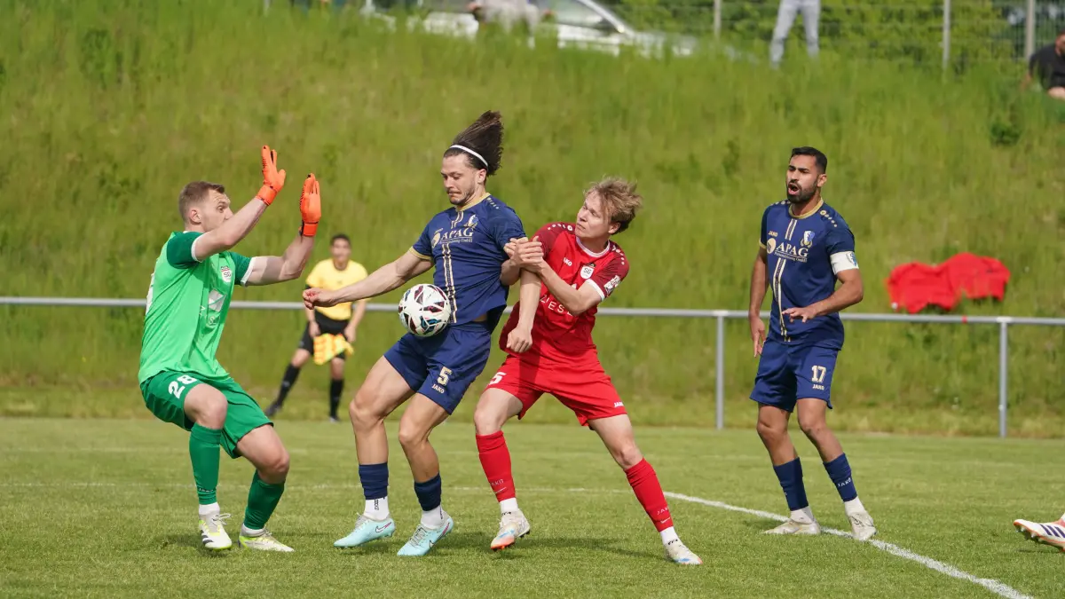 Robin Belesnai verpasste den Ausgleich für Satteldorf gegen Schorndorf, den dann Baris Yerlikaya per Elfmeter machte.