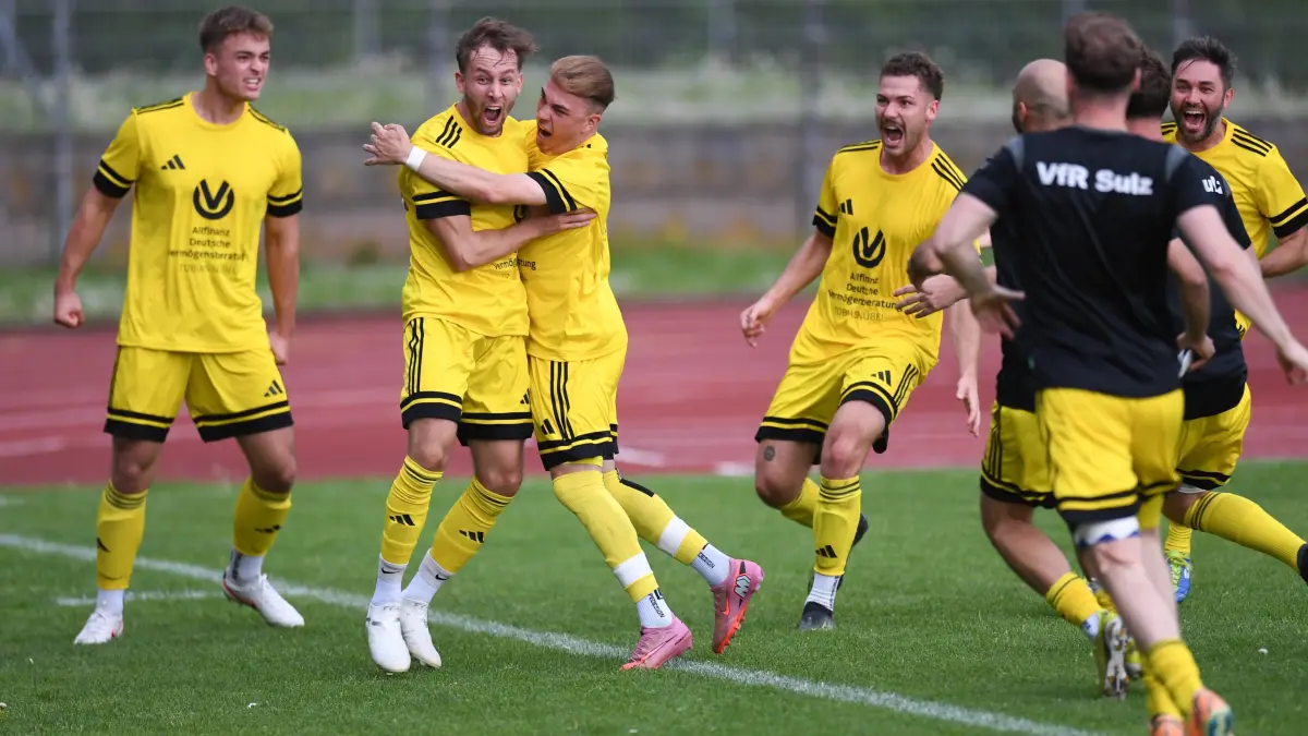 Grenzenloser Jubel: VfR-Spieler Bastian Lein (2.v.l.) schießt kurz vor Schluss das 1:1 gegen Gechingen.