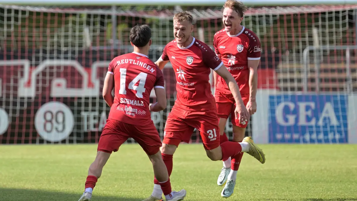 Fussball OL | SSV Reutlingen vs. FSV Hollenbach: Fussball OL | SSV Reutlingen (rot) vs. FSV Hollenbach (weiss) // 2026-05-09 // Foto: Joachim Baur // Torjubel SSV nach 60 Meterschuss von #14 Maxim Schmalz (SSV Reutlingen) / #31 Marcel Soekler (SSV Reutlingen) #29 Marian Riedinger (SSV Reutlingen)