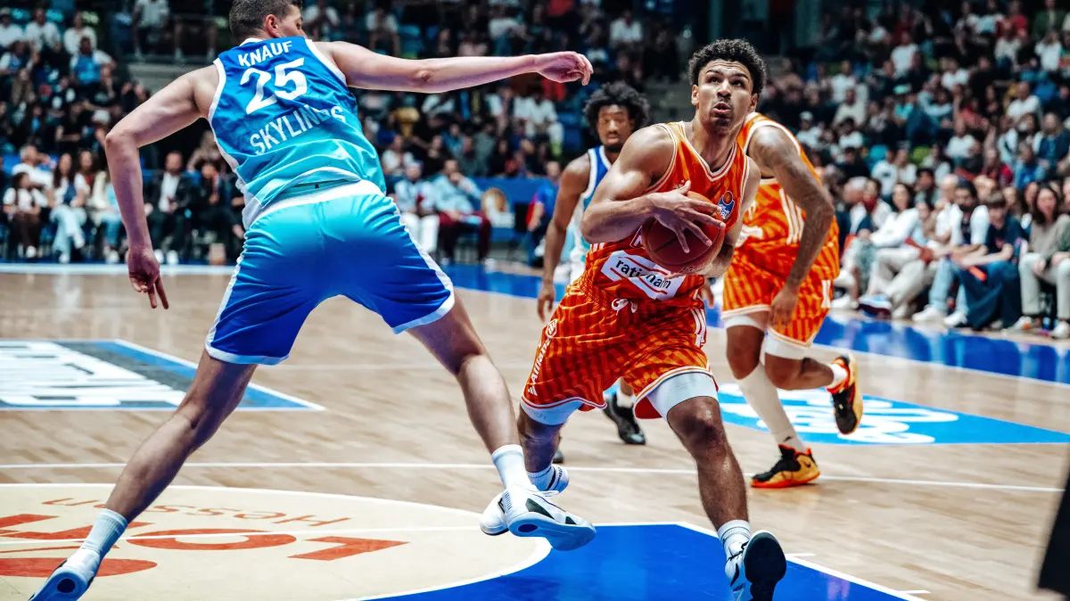 GER, Skyliners Frankfurt vs. ratiopharm Ulm, easyCredit BBL, Bundesliga, 34 Spieltag, Saison 2025/2026. 10.05.2026: Jacob Knauf(Skyliners Frankfurt, #25), Meissa Faye (ratiopharm Ulm, #11)
GER, Skyliners Frankfurt vs. ratiopharm Ulm, easyCredit BBL, Bundesliga, 34 Spieltag, Saison 2025/2026. 10.05.2026
Eibner-Pressefoto/Attila Ziga