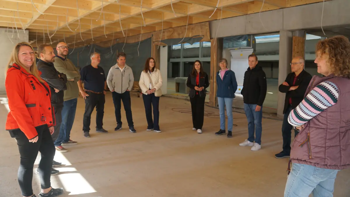Führung durch die neue Stadthalle mit den Geschäftsleuten und Gastronomen mit Bauleiterin Christiane Schulz (links).