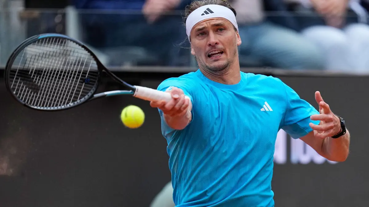Tennis: WTA-Tour/ATP-Tour in Rom: 10.05.2026, Italien, Rom: Tennis: WTA-Tour/ATP-Tour -
Einzel, Männer, 3. Runde, Alexander Blockx (BEL) - Alexander Zverev (Hamburg).
Der Deutsche Alexander Zverev schlägt eine Vorhand. Foto: Alessandra Tarantino/AP/dpa +++ dpa-Bildfunk +++