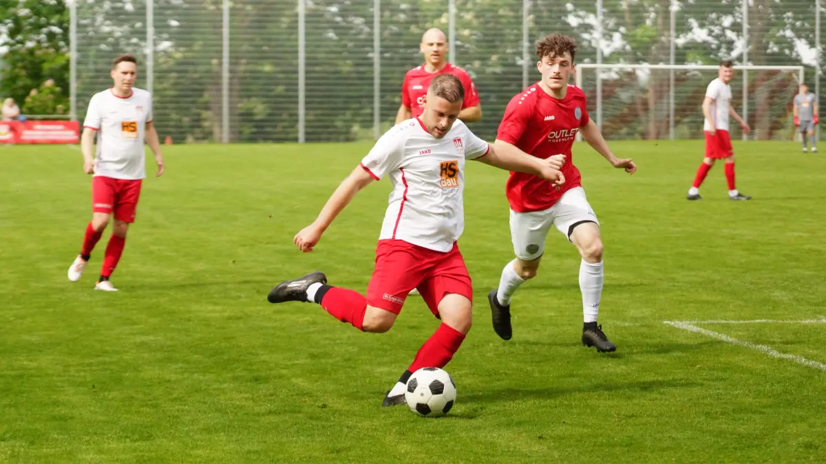 Der TSV Dünsbach (rot) setzte sich in der Kreisliga A4 zu Hause mit 4:2 gegen den FC Honhardt durch.