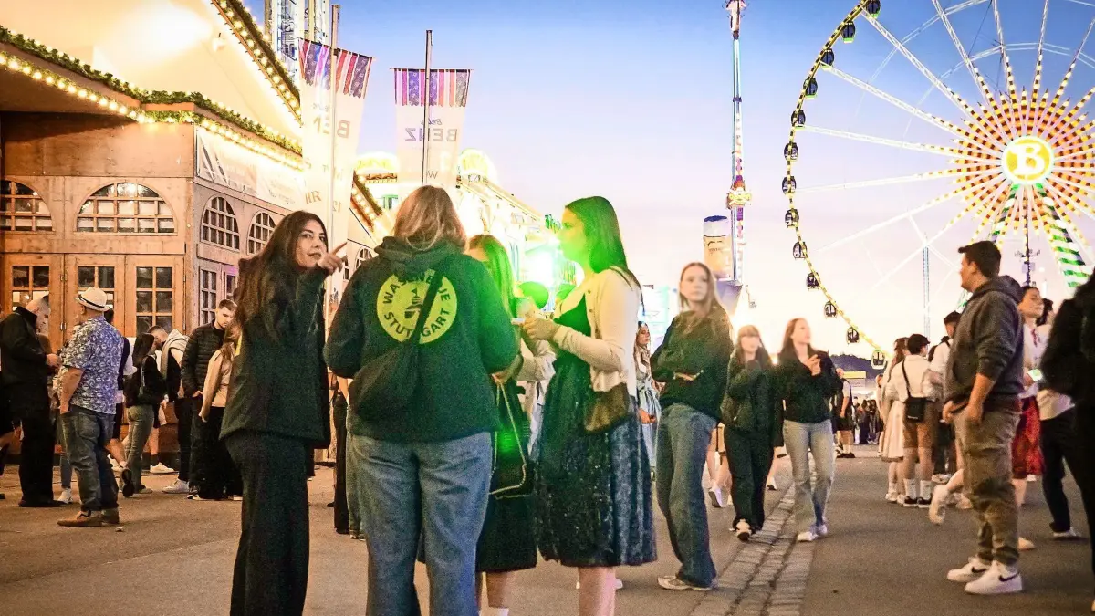 Die Wasenboje unterstützt Mädchen und Frauen auf dem Stuttgarter Frühlingsfest und leistet so einen Beitrag zu der Sicherheit beim Feiern. Im Bild Dorothea Hanselmann und Mitarbeiterin Özlem K