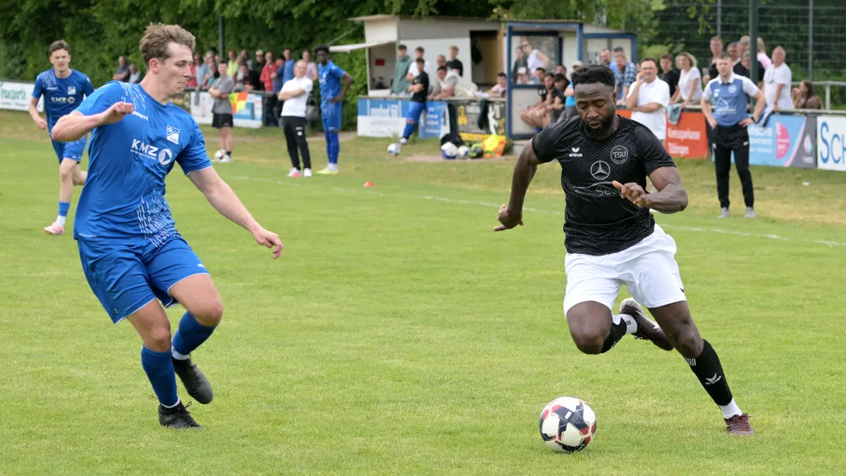 SGM Moessingen/Belsen vs. TSV Lustnau, Fussball, Kriesliga A3 Alb, 26.Spieltag, Saison 2025/2026, 10.05.2026 : Bakai Jagne (TSV Lustnau, #10) am / mit Ball im Zweikampf mit Steven Kaierle (SGM Moessingen/Belsen, #04)
SGM Moessingen/Belsen vs. TSV Lustnau,
Fussball, Kriesliga A3 Alb, 26.Spieltag, Saison 2025/2026, 10.05.2026
Foto: Eibner-Pressefoto/ Tobias Baur
