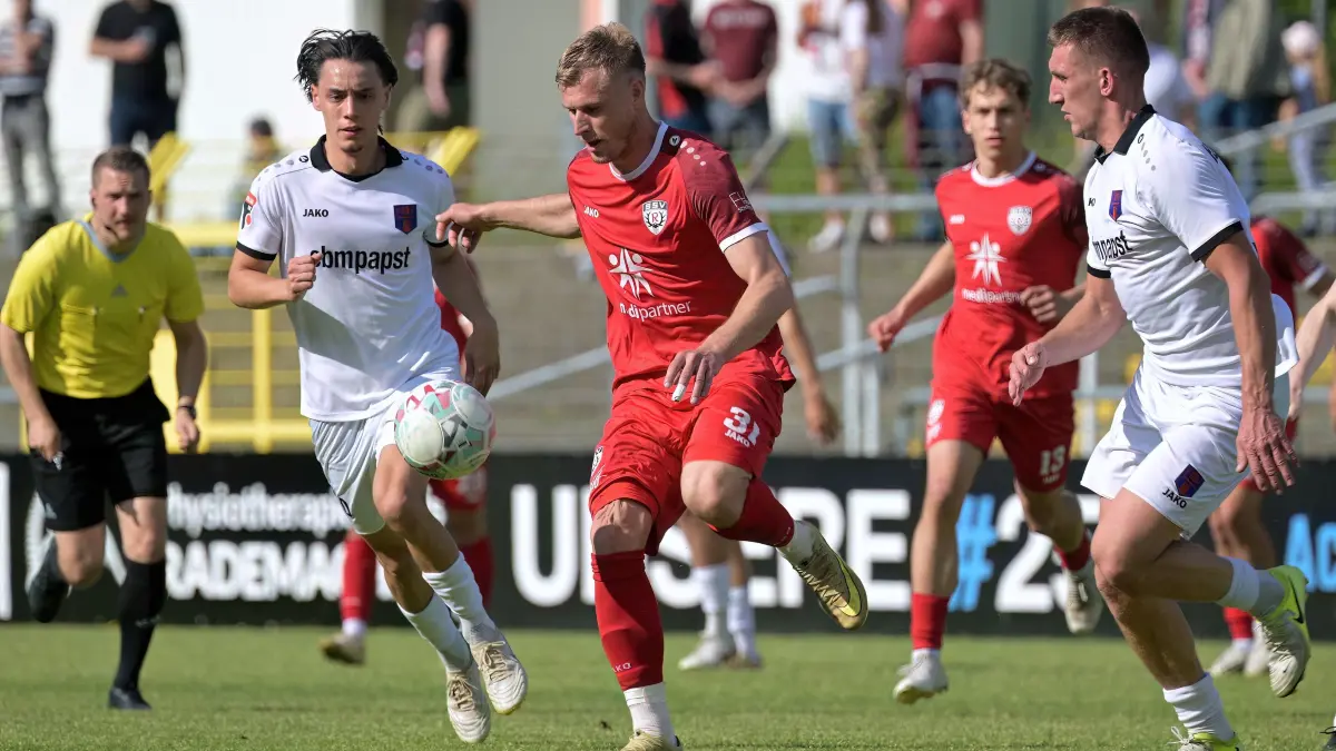 Fussball OL | SSV Reutlingen vs. FSV Hollenbach: Fussball OL | SSV Reutlingen (rot) vs. FSV Hollenbach (weiss) // 2026-05-09 // Foto: Joachim Baur // #31 Marcel Soekler (SSV Reutlingen) / #5 Arne Schuelke (FSV), re / #10 Marco Specht (FSV), li