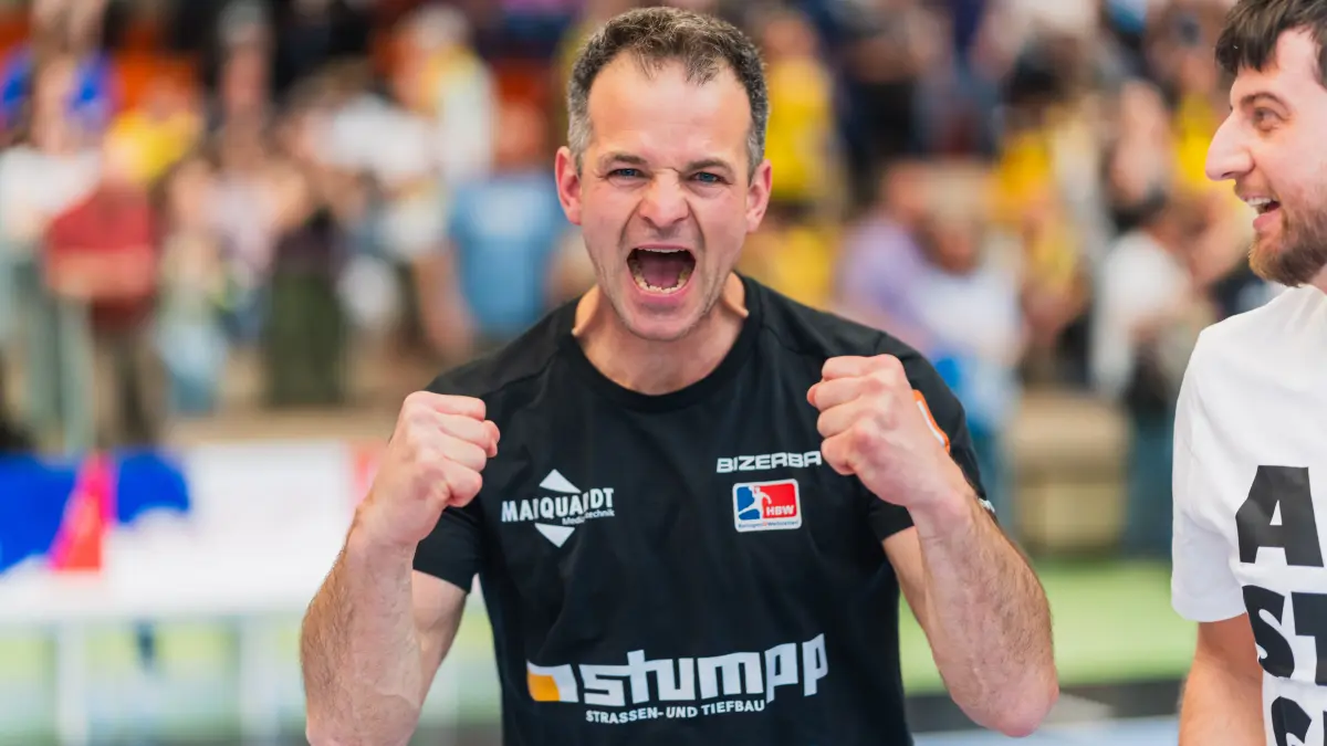 HSG Krefeld Niederrhein vs. HBW Balingen-Weilstetten, Handball, 2.HBL, 31.Spieltag, Saison 2025/26, 10.05.2026: Mathhias Flohr (HBW Balingen-Weilstetten, Trainer) ballt die Siegerfaeuste, Jubel, Emotion
HSG Krefeld Niederrhein vs. HBW Balingen-Weilstetten, Handball, 2.HBL, 31.Spieltag, Saison 2025/26, 10.05.2026,
Foto: Eibner-Pressefoto/Lukas Baldyga