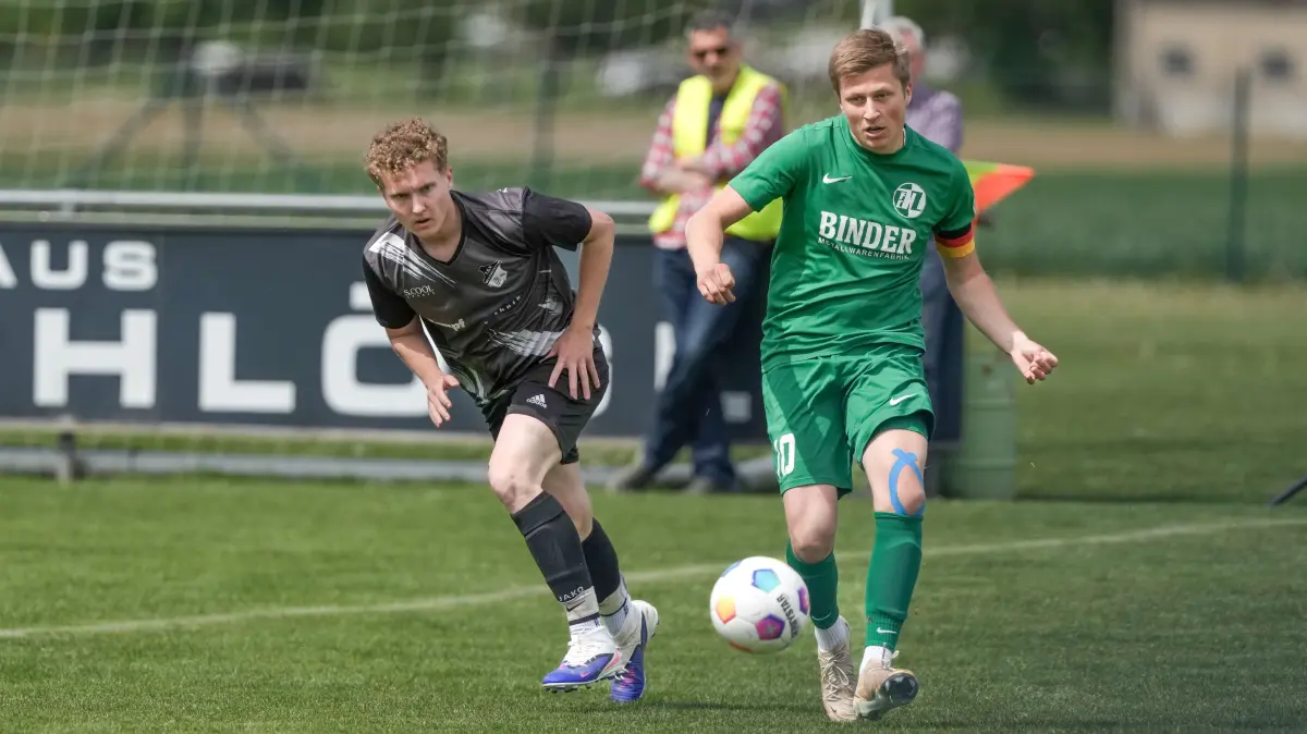 Jannik Leibing (rechts) ist in der Saison 2025/2026 Kapitän beim FC Neenstetten in der Fußball-Kreisliga A2 Donau/Iller, hier gegen den SV Westerstetten.