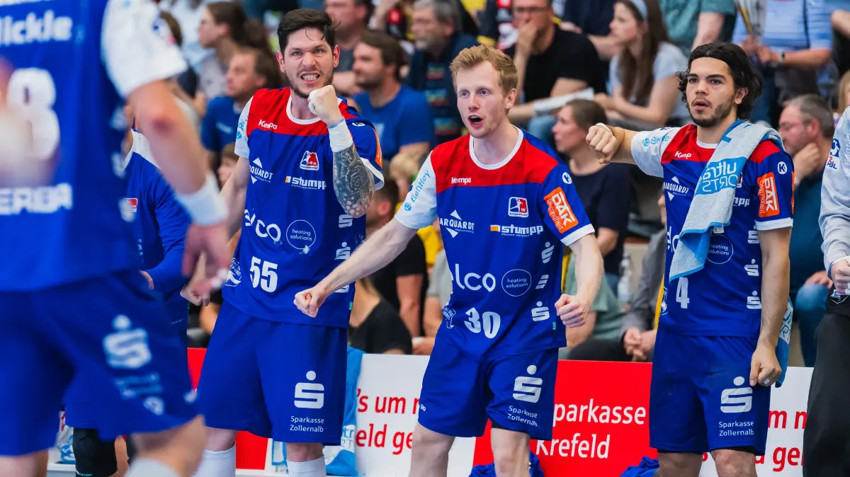 HSG Krefeld Niederrhein vs. HBW Balingen-Weilstetten, Handball, 2.HBL, 31.Spieltag, Saison 2025/26, 10.05.2026: Csaba Leimeter (HBW Balingen-Weilstetten, #55) ballt die faust, Sascha Pfattheicher (HBW Balingen-Weilstetten, #30) jubelt, Tim Ruggiero-Matthes (HBW Balingen-Weilstetten, #16)
HSG Krefeld Niederrhein vs. HBW Balingen-Weilstetten, Handball, 2.HBL, 31.Spieltag, Saison 2025/26, 10.05.2026,
Foto: Eibner-Pressefoto/Lukas Baldyga