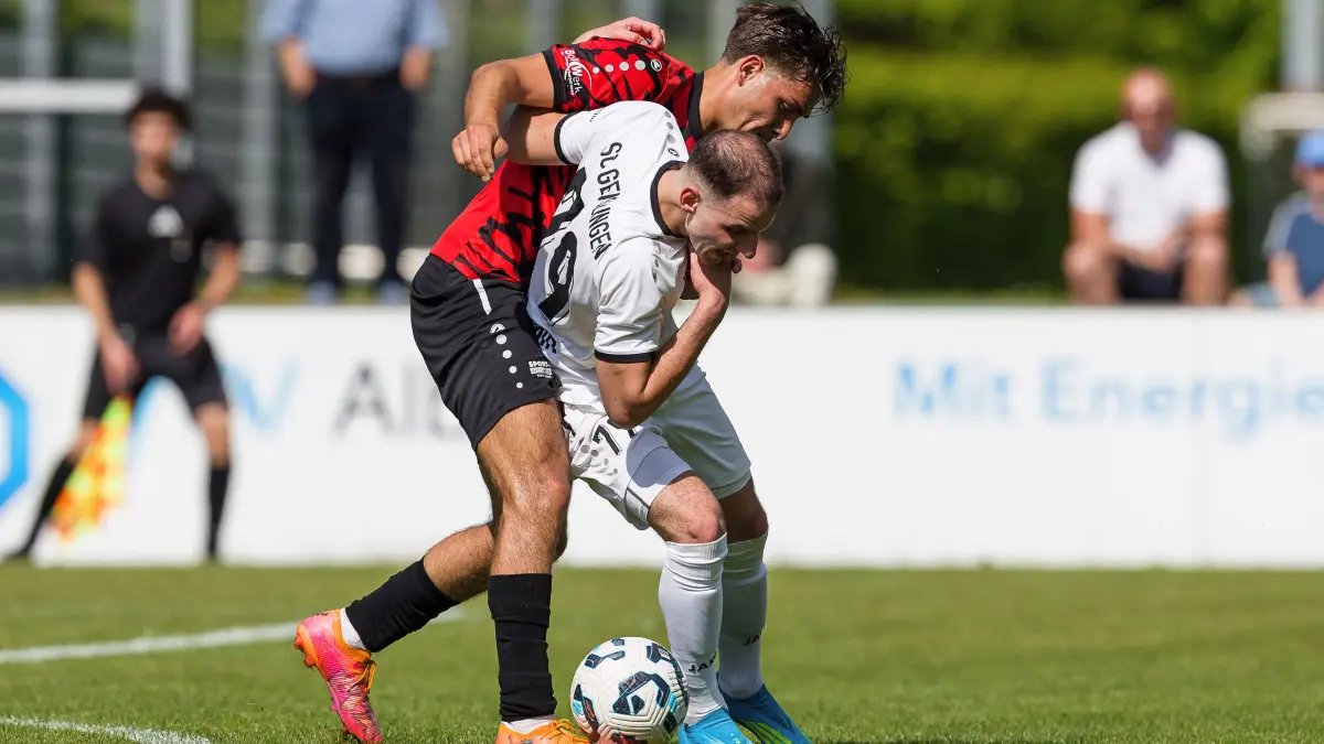 Fussball Landesliga: Fussball Landesliga; SC Geislingen - TSV Bad Boll;
Melih Caliskan (TSV Bad Boll, #4) und Mert Özdemir (SC Geislingen, #79);
09.05.2026; Stadion Eybacher Tal; Geislingen.
Foto: Thomas Madel