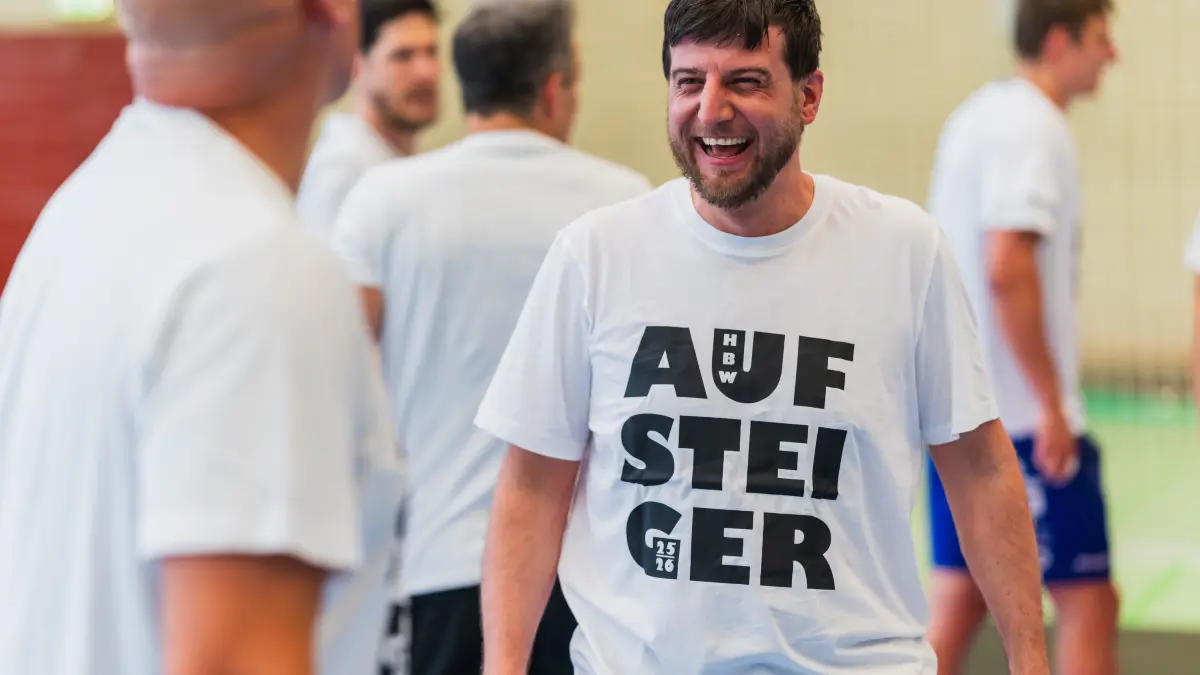 HSG Krefeld Niederrhein vs. HBW Balingen-Weilstetten, Handball, 2.HBL, 31.Spieltag, Saison 2025/26, 10.05.2026: Tobias Hotz (HBW Balingen-Weilstetten, Co-Trainer) jubelt und lacht mit Aufstiegstrikot
HSG Krefeld Niederrhein vs. HBW Balingen-Weilstetten, Handball, 2.HBL, 31.Spieltag, Saison 2025/26, 10.05.2026,
Foto: Eibner-Pressefoto/Lukas Baldyga