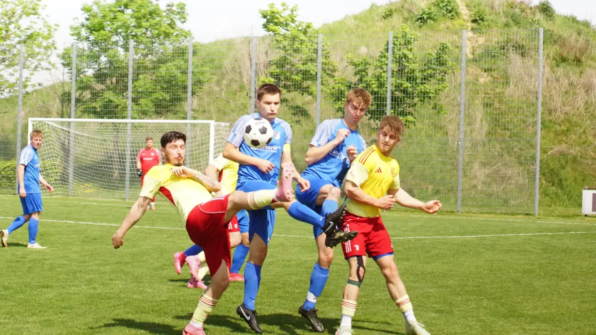 Der FC Langenburg (gelb-rot) griff mächtig in den Titelkampf ein, indem er den Tabellenzweiten SV Gründelhardt mit 3:2 besiegte. Neuer Zweiter ist jetzt Blaufelden, Spitzenreiter Billingsbach zieht etwas davon.